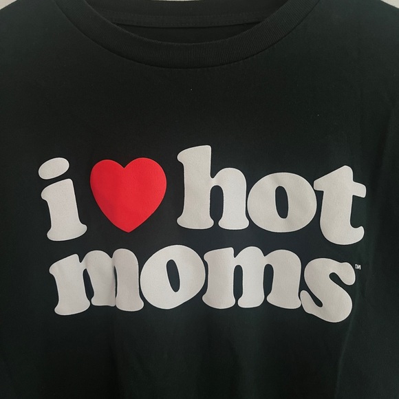 I Love Hot Moms Green Shirt Size Small - Picture 3 of 4